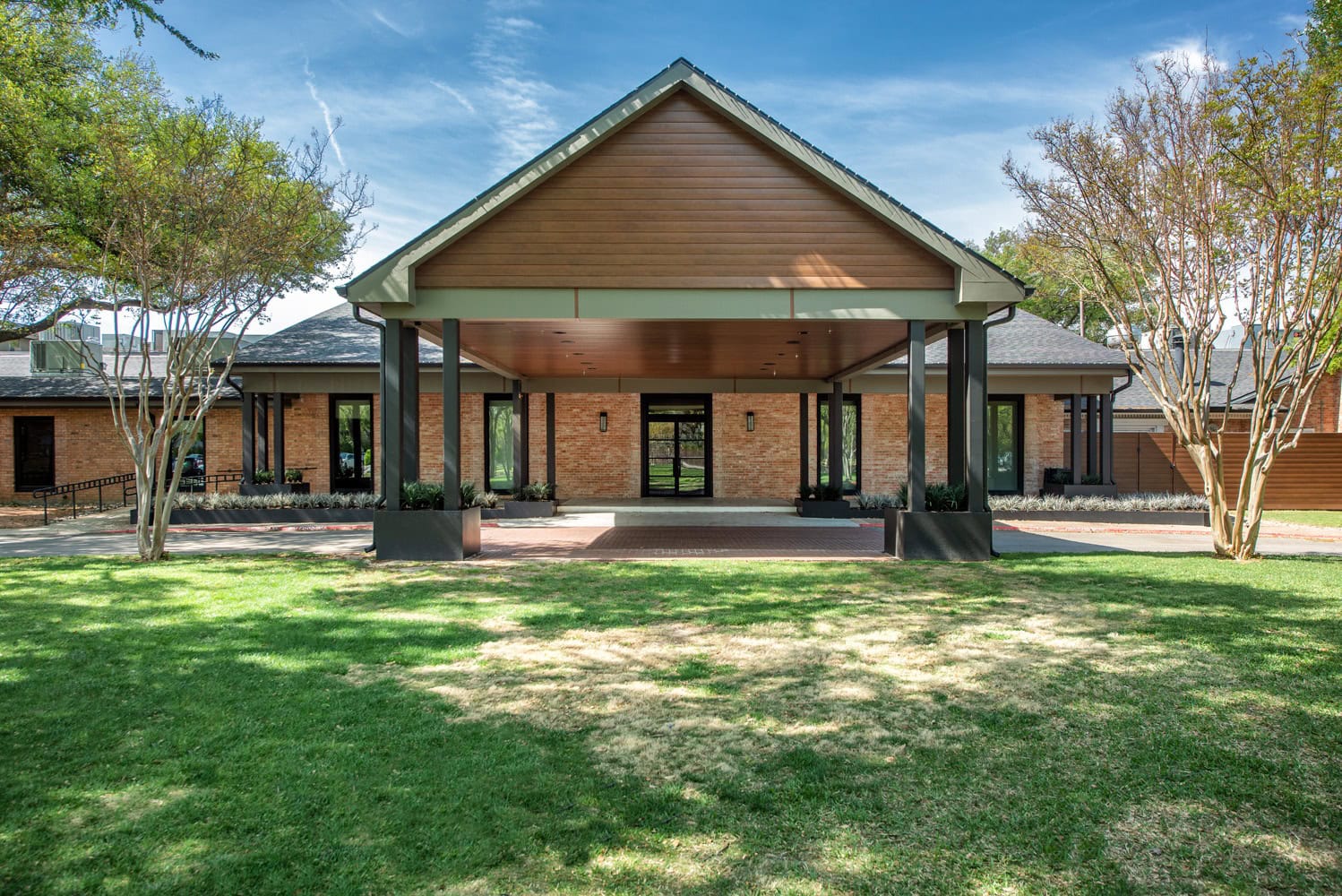 modern privacy fence in DFW built by Southwest Fence & Deck, Inc.